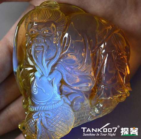 網上用紫光手電鑒定琥珀的帖子這么多，哪個是真假？