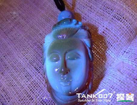 網上用紫光手電鑒定琥珀的帖子這么多，哪個是真假？